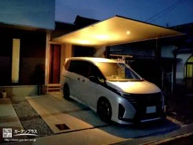 帰宅した人を温かく迎え入れるダウンライト付きのカーポート[施工後]