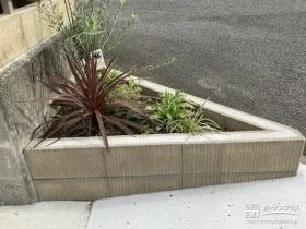 お住まいにマッチするスマートながらも温かみのある植栽スペース