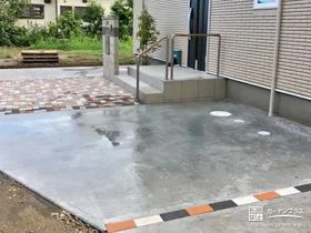 3色のインターロッキング舗装が目を引く新築外構