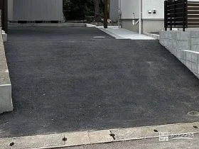傾斜があってもお車をスムーズに出し入れできる駐車スペース工事