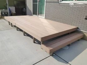 お車からの荷物の搬入場所として使えるウッドデッキ[施工後]
