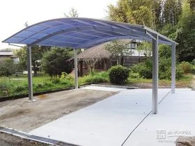 カーブを描く屋根が柔らかい印象のワイドなカーポート設置工事