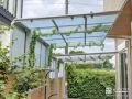 サイドパネルつきテラス屋根で雨の日も快適なスペースに