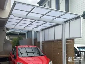 フラット屋根がスタイリッシュなカーポートとテラス屋根設置工事