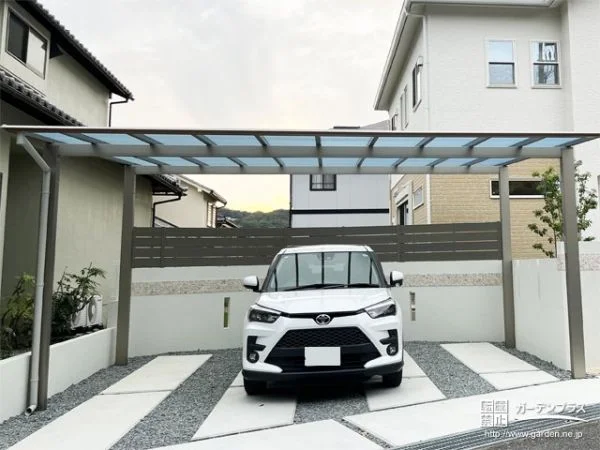 フラット屋根がスタイリッシュなワイドサイズカーポート設置工事