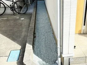 青目砕石を敷設して美しい建物周りに[施工後]