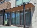 木目調の天井材が上質な空間を生み出すテラス屋根