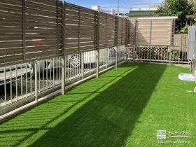 木目調カラーが人工芝のお庭に優しく馴染む目隠しフェンス工事