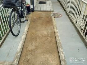 玄関アプローチにコンクリートを打ち自転車置き場にした工事