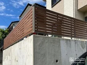 木目調フェンスで高さのある庭を囲み転落防止と目隠しをした工事