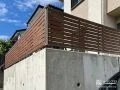木目調フェンスで高さのある庭を囲み転落防止と目隠しをした工事