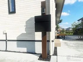 モダンな印象でおしゃれに機能を集約した門柱[施工後]