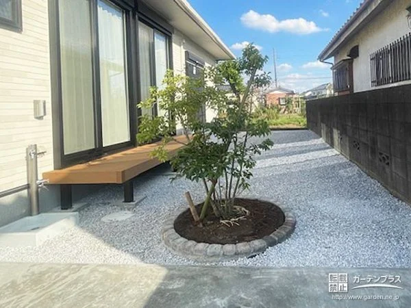駐車スペースとウッドデッキ付きのお庭が快適なお住まい周り工事