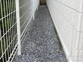 犬走りを清潔に保つ防草シートと砂利[施工後]