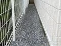 犬走りを清潔に保つ防草シートと砂利