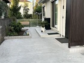 お庭にコンクリート打設し一画には花壇を設けて緑を加えた工事