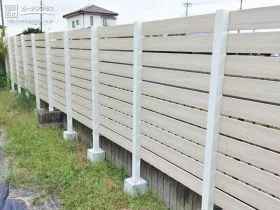 洗練された明るい印象を与えプライベート空間を守るフェンス設置工事