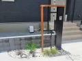 フレームデザインが特徴的な機能門柱