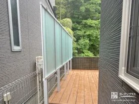 ポリカーボネート性で採光性の高い目隠しフェンス[施工後]