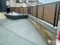 木目調×ブラックの落ち着きある目隠しフェンス