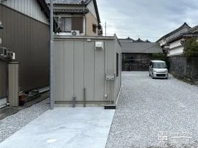 駐車スペースに石灰砂利を敷設し水はけを良くしたリフォーム工事