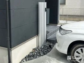 玄関前にアクセントを加えてくれる枕木[施工後]