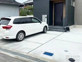 玄関前の枕木門柱がアクセントになったモダンなお住まい周り工事