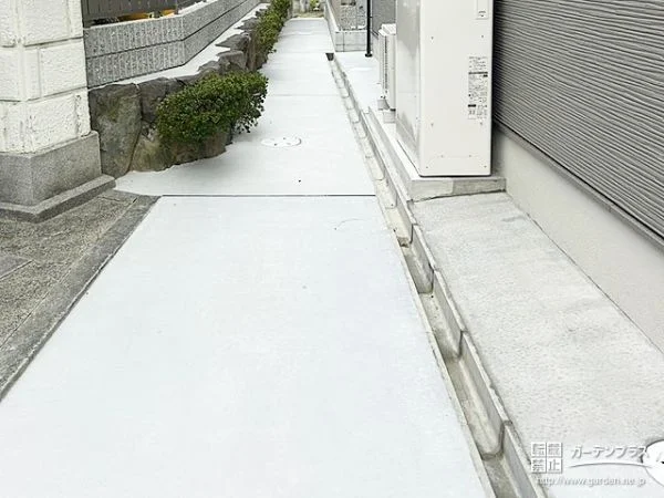 私道をコンクリートで舗装して快適に通行できるようにした工事