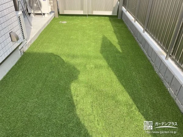 天然芝を人工芝に張り替えお手入れ要らずで緑豊かに仕上げた工事