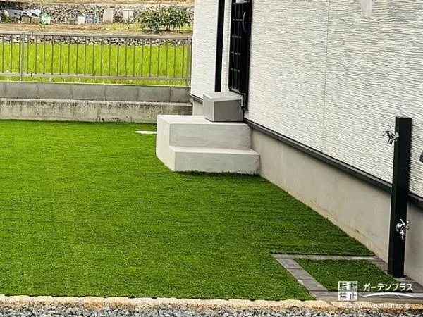 砂のままで雑草が生えていたお庭に人工芝を敷設し快適にした工事