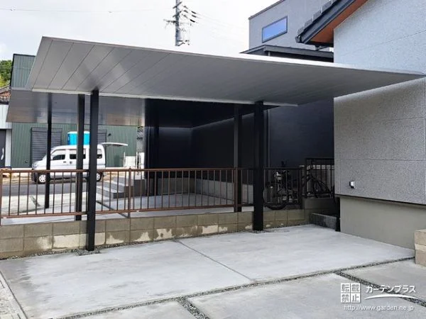 片側支持タイプですっきりとしたデザインのカーポート設置工事