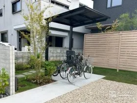 淡路砂利と芝が自然の温かみを感じさせる駐車スペース工事