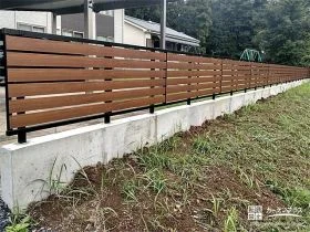 敷地境界へのナチュラルで圧迫感のない目隠しフェンス設置工事