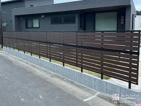木目調フェンスで自然な温かみを感じさせる敷地境界設置工事