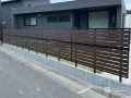 木目調フェンスで自然な温かみを感じさせる敷地境界設置工事