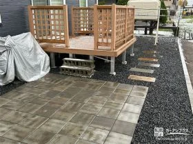 ウッドデッキと歩きやすい平板で憩いの空間を作ったお庭周り工事