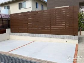 レンガチップを敷き詰めたスリット入りの駐車スペース工事