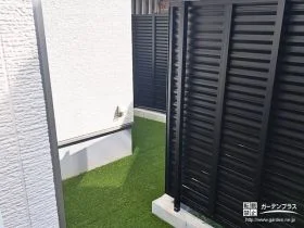 プライバシーを確保した緑豊かな犬走り[施工後]