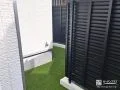 プライバシーを確保した緑豊かな犬走り