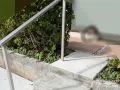 階段の上り下りをサポートする手すり
