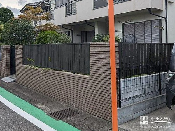 敷地境界をスタイリッシュで手入れしやすいフェンスに換えた工事