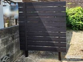 お庭の仕切りとした木目調フェンス[施工後]