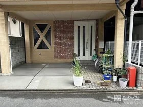 平らで快適な駐車スペースと解放感のある敷地境界フェンス工事