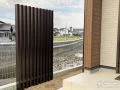 程よく視線をカットするスタイリッシュな格子材