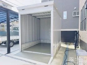 スロープ付きでバイクを出し入れしやすいガレージの設置工事