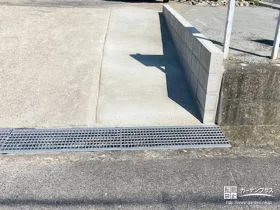 駐車スペースを入り口の拡張と砕石敷設でより快適にした工事