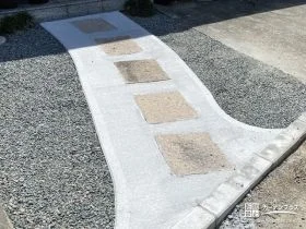 玄関アプローチにコンクリートを打ち歩きやすい通路に[施工後]