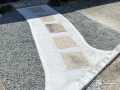 玄関アプローチにコンクリートを打ち歩きやすい通路に