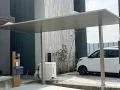 玄関ポーチにカーポートの屋根を重ね雨に濡れない工夫をした工事
