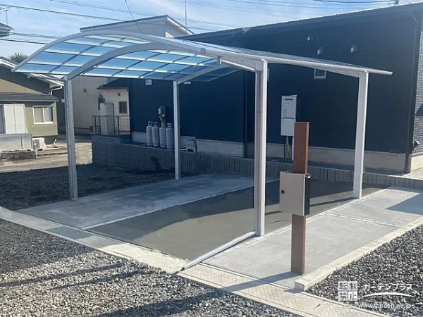 コンクリートとワイドなカーポート施工で快適な駐車スペース工事